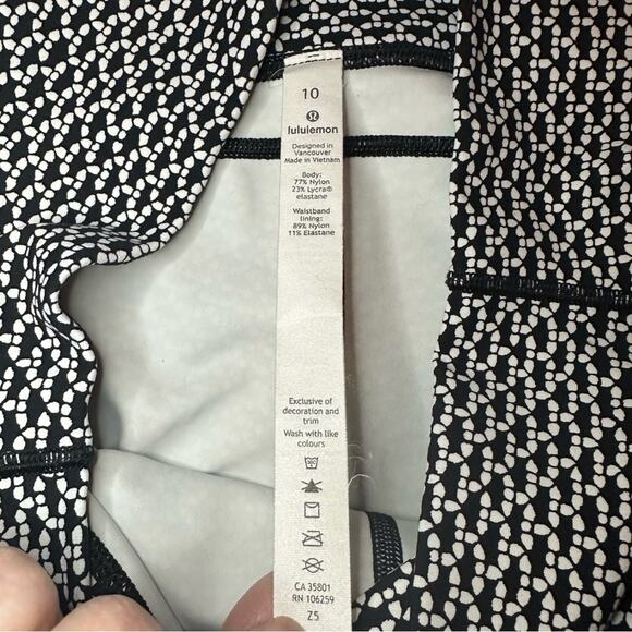 Lululemon In Movement 7/8 Tight Everlux Leggings Black White Print Size 10 - Picture 7 of 12